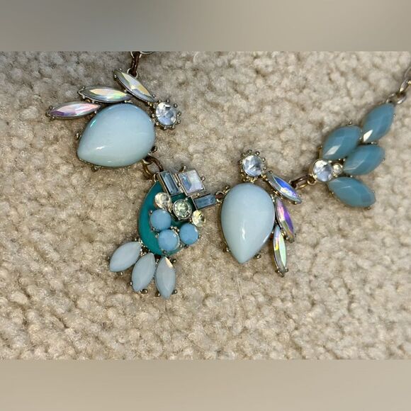 Blue and iridescent stone statement necklace - Picture 2 of 4